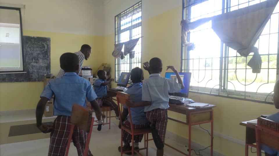 Im neuen Computerraum in Kilwa!